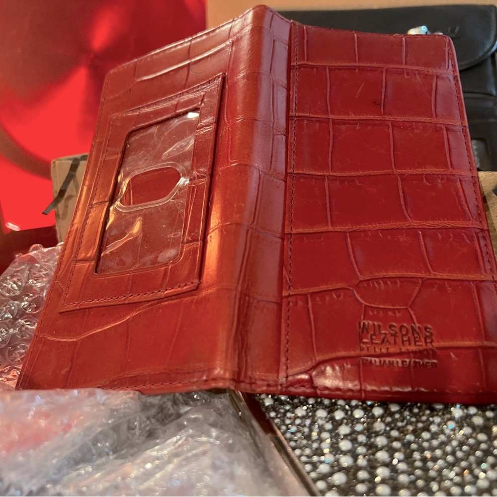 WILSONS💗 WALLET WILSONS LEATHER EXQUISITE 3 sections ID, Cards, pictures